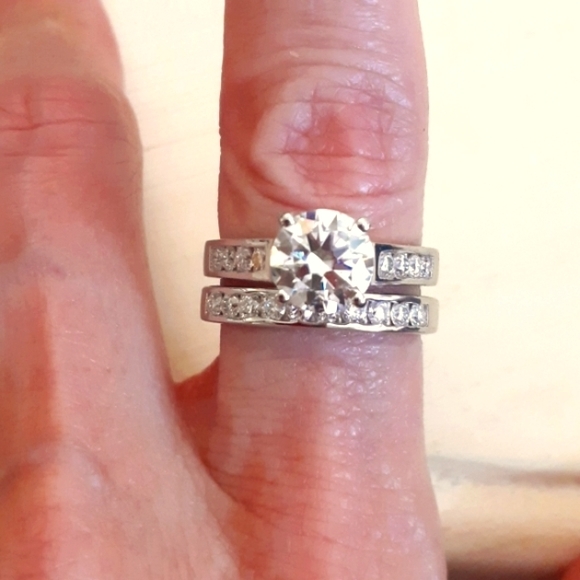 125 FACETS MOISSANITE WEDDING SET - Picture 9 of 13